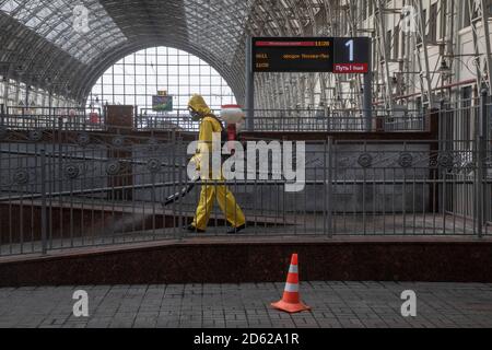 Mosca, Russia. 14 ottobre 2020 situazioni di emergenza in Russia i dipendenti del Ministero disinfettano l'area della stazione ferroviaria di Kiyevsky a Mosca durante il romanzo coronavirus COVID-19 pandemia in Russia Foto Stock