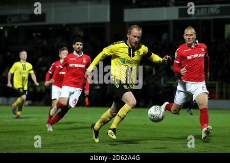 Liam Boyce di Burton Albion sulla palla Foto Stock