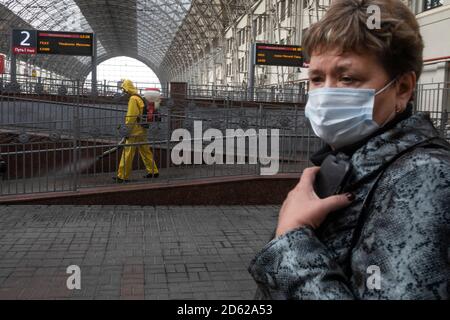 Mosca, Russia. 14 ottobre 2020 situazioni di emergenza in Russia i dipendenti del Ministero disinfettano l'area della stazione ferroviaria di Kiyevsky a Mosca durante il romanzo coronavirus COVID-19 pandemia in Russia Foto Stock