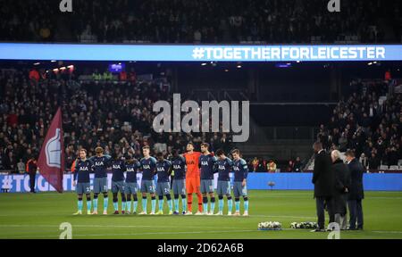 I giocatori di Tottenham Hotspur osservano un minuto di silenzio in memoria di L'incidente dell'elicottero di Leicester City Foto Stock