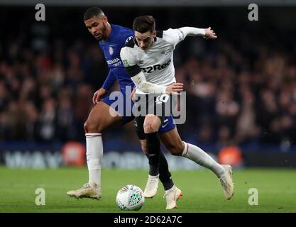 Ruben Loftus-cheek di Chelsea (a sinistra) e la battaglia di Tom Lawrence della contea di Derby per la sfera Foto Stock