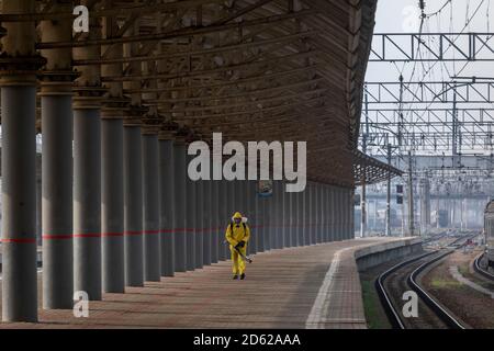 Mosca, Russia. 14 ottobre 2020 situazioni di emergenza in Russia i dipendenti del Ministero disinfettano l'area della stazione ferroviaria di Kiyevsky a Mosca durante il romanzo coronavirus COVID-19 pandemia in Russia Foto Stock