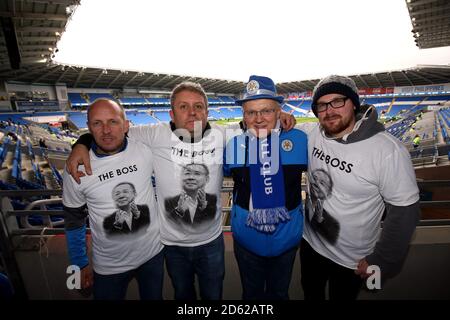 Fan di Leicester City con un tributo a Vichai Srivaddhanaprabha indossare Una t-shirt con la sua foto e la scrittura che dice il Capo alla partita contro Cardiff City al Cardiff Stadio cittadino Foto Stock