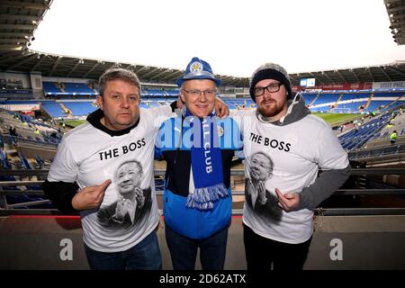 Fan di Leicester City con un tributo a Vichai Srivaddhanaprabha indossare Una t-shirt con la sua foto e la scrittura che dice il Capo alla partita contro Cardiff City al Cardiff Stadio cittadino Foto Stock