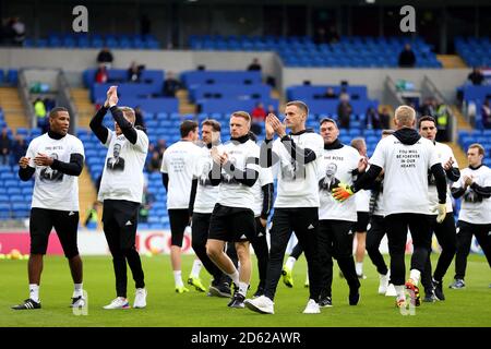 I giocatori di Leicester City si riscaldano in una t-shirt In omaggio a Vichai Srivaddhanaprabha Foto Stock