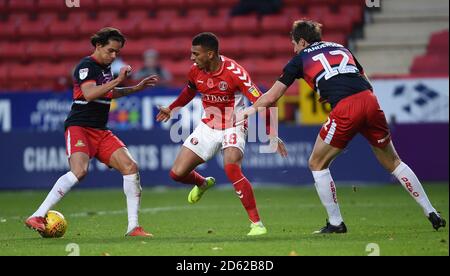 Karlan Ahearne-Grant di Charlton Athletic combatte con l'Alfie May di Doncaster Rovers (A sinistra) e' Tom Anderson Foto Stock