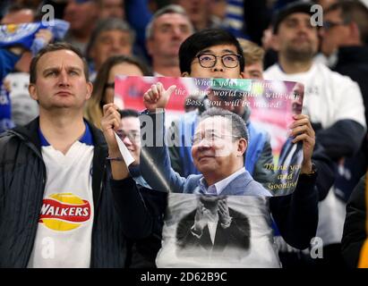 I fan di Leicester City rendono omaggio alle vittime di L'incidente dell'elicottero di Leicester City, che comprendeva Vichai Srivaddhanaprabha Foto Stock