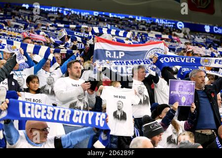 I fan di Leicester City rendono omaggio alle vittime di L'incidente dell'elicottero di Leicester City, che comprendeva Vichai Srivaddhanaprabha Foto Stock