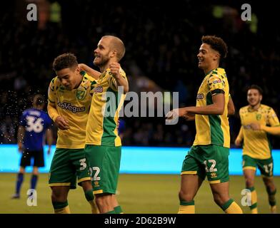 Il Teemu Pukki di Norwich City (Centro) festeggia con il compagno di squadra Maz Aarons e Jamal Lewis (a destra) dopo aver ottenuto il terzo gol al suo fianco. Foto Stock