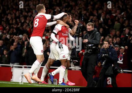 Alexandre Lacazette (centro) dell'Arsenal celebra il primo gol del suo fianco del gioco con il compagno di squadra Foto Stock