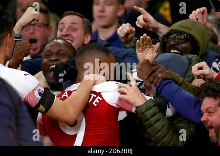 Alexandre Lacazette (centro) dell'Arsenal celebra il suo primo gol laterale del gioco Foto Stock