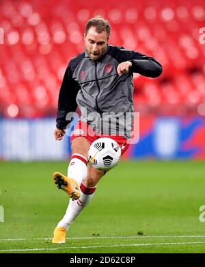 Il danese Christian Eriksen si riscalda prima della UEFA Nations League Group 2, League A match al Wembley Stadium di Londra. Foto Stock