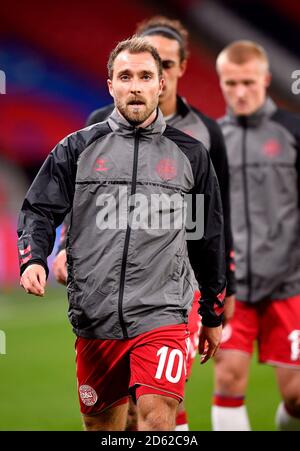 Il danese Christian Eriksen si riscalda prima della UEFA Nations League Group 2, League A match al Wembley Stadium di Londra. Foto Stock