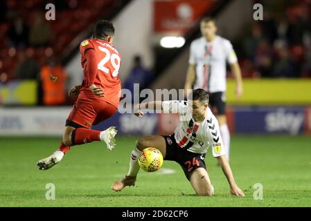 Josh Gordon di Walsall e Josh Cullen di Charlton Athletic combattono per la sfera Foto Stock