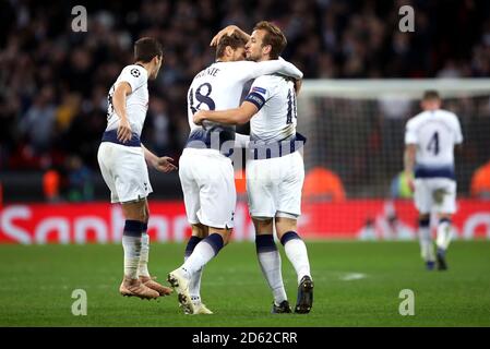 Harry Kane (a destra) di Tottenham Hotspur celebra il primo posto del suo fianco obiettivo del gioco con i compagni di squadra Foto Stock