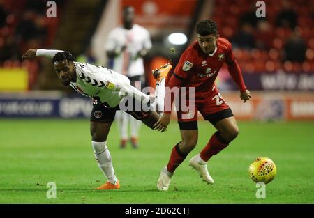 Josh Gordon di Walsall e Tariqe Fosu di Charlton Athletic Foto Stock