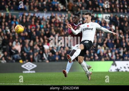 Tom Lawrence della contea di Derby (a destra) ha un colpo sul gol Sotto pressione da Aston Villa Axel Tuanzebe Foto Stock