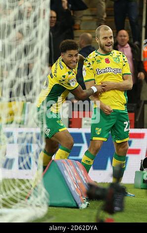 Teemu Pukki di Norwich City (a destra) celebra il primo posto della sua parte obiettivo del gioco con il compagno di squadra Foto Stock