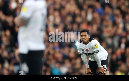 Duane Holmes della contea di Derby (a destra) dopo un'occasione persa Foto Stock