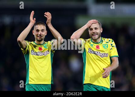 Il Moritz Leitner di Norwich City (a sinistra) e il Teemu Pukki festeggiano a. a tempo pieno Foto Stock