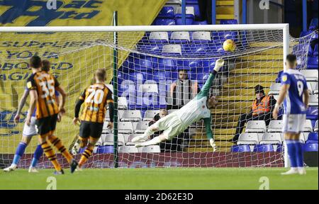 Lee Camp, il guardiano della città di Birmingham, non supera la fermata di Hull City Kamil Grosfali calcio libero durante la partita a St Andrew's. Trillion Trophy Stadium Foto Stock