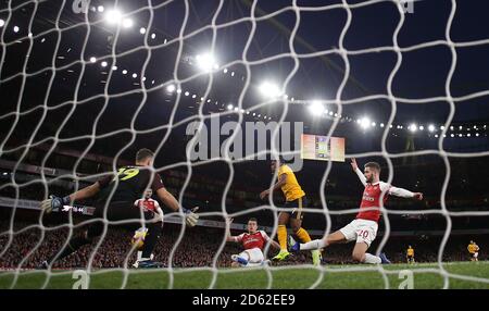 Ivan Cavaleiro di Wolverhampton Wanderers (al centro) segna il primo gol del suo fianco del gioco Foto Stock