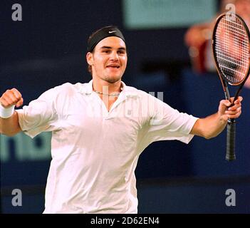 Roger Federer, in Svizzera, celebra la sconfitta di Jan-Michael Gambetta negli Stati Uniti per vincere La Hopman Cup con la partner Martina Hingis Foto Stock