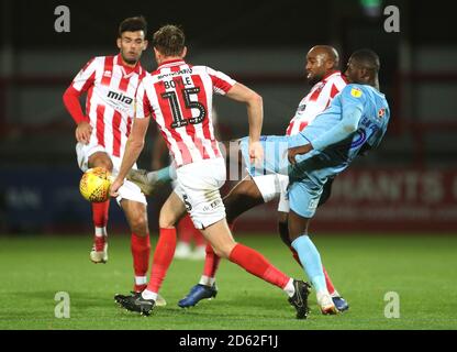 Amadou Bakayoko di Coventry City (a destra) e Will Boyle di Cheltenham Town (Centro) e Nigel Atangana battaglia per la palla Foto Stock