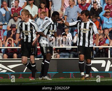 Damien Duff di Newcastle United celebra il suo obiettivo di fronte Ha espulso i fan di West Ham United Foto Stock