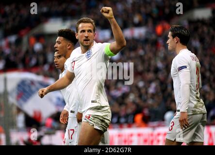 Inghilterra Harry Kane celebra il punteggio al suo fianco il secondo obiettivo del gioco Foto Stock