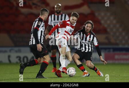 L'Alfie di Doncaster Rovers può combattere per la palla con Chorley's. Jake Cottrell (a sinistra) e Josh Wilson (a destra) Foto Stock