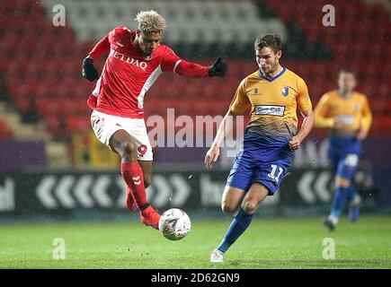 Lyle Taylor di Charlton Athletic (a sinistra) segna il suo secondo obiettivo la partita Foto Stock