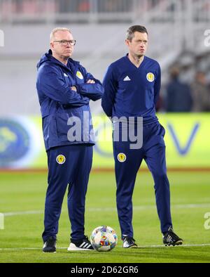 Il manager scozzese Alex McLeish (a sinistra) prima della partita Foto Stock