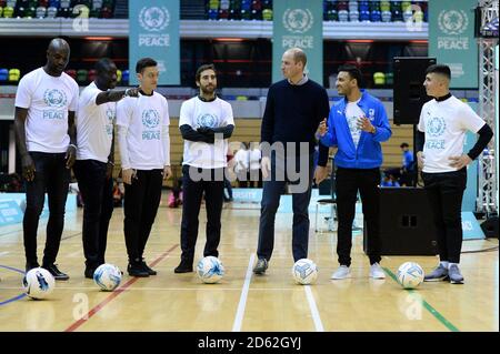 Il duca di Cambridge (centro) partecipa alle sessioni di esercizi di calcio mentre frequenta la cerimonia di laurea di 30 giovani leader della Pace dal calcio per il programma di PeaceÕs UK City for Peace alla Copper Box Arena nel Queen Elizabeth Olympic Park, Londra. PREMERE ASSOCIAZIONE foto. Data immagine: Giovedì 22 novembre 2018. Vedi la storia della Pennsylvania ROYAL Cambridge. Il credito fotografico dovrebbe essere: Eamonn M. McCormack/PA Wire Foto Stock