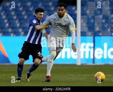 Tom Huddlestone della contea di Derby e la battaglia di Fernando Forestieri del mercoledì di Sheffield per la sfera Foto Stock