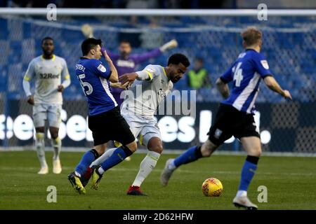 Tom Huddlestone della contea di Derby e la battaglia di Fernando Forestieri del mercoledì di Sheffield per la sfera Foto Stock