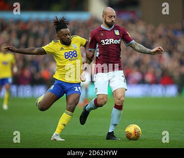 Aston Villa's Alan Hutton (a destra) e Jacques Maghoma della città di Birmingham combatti per la palla Foto Stock