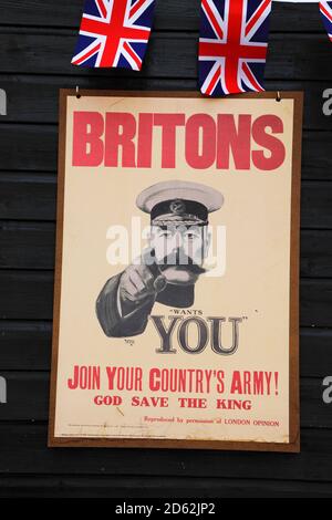 Poster di reclutamento della prima guerra mondiale in occasione di un evento di rievocazione della prima guerra mondiale, Inghilterra, Gran Bretagna, GB Foto Stock