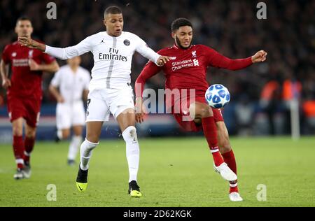 Joe Gomez di Liverpool (a destra) e la battaglia Kylian Mbappe di Parigi Saint-Germain per la sfera Foto Stock