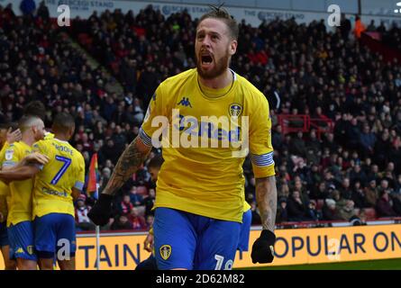 Il Pontus Jansson di Leeds United festeggia come Pablo Hernandez di Leeds United segna il primo obiettivo del suo lato del gioco Foto Stock