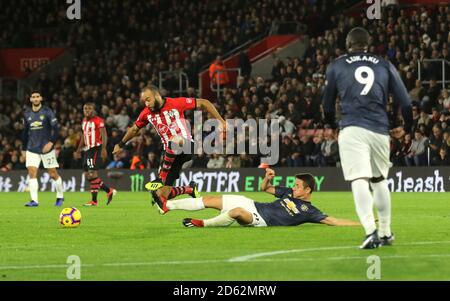 Southampton's Nathan Redmond (a sinistra) e Manchester United's Ander Herrera (a destra) combatti per la palla Foto Stock