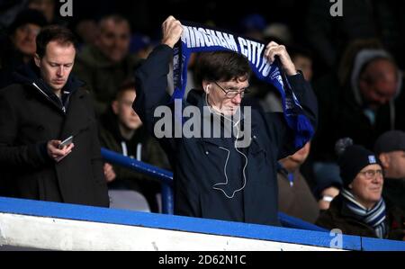 Un fan di Birmingham City negli stand tiene in su un sciarpa per mostrare il loro sostegno Foto Stock