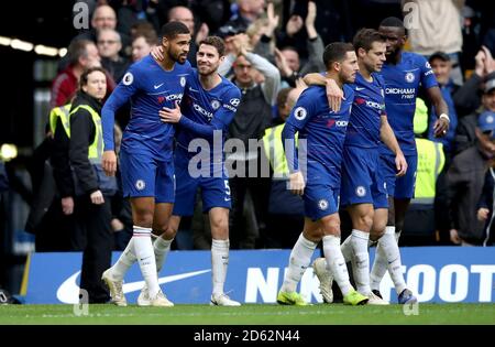 Ruben Loftus-cheek di Chelsea (a sinistra) celebra il secondo gol della sua parte del gioco con i suoi compagni di squadra Foto Stock