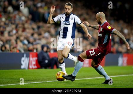 West Bromwich Albion's Jay Rodriguez (a sinistra) e Aston Villa's Alan Hutton (a destra) battaglia per la palla Foto Stock