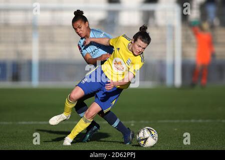 Hayley Ladd (a destra) di Birmingham City è una sfida per il Palla da Nikita Parris di Manchester City Foto Stock