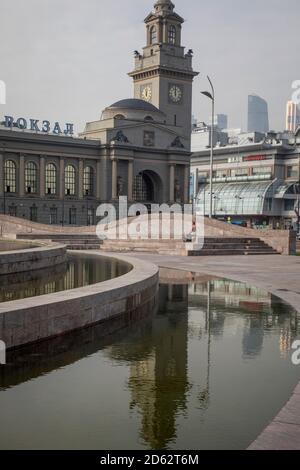 Vista della stazione ferroviaria di Kievsky e delle fontane sulla piazza d'Europa nel centro di Mosca, Russia Foto Stock