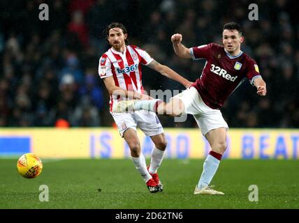 John McGinn di Aston Villa (a destra) e Joe Allen di Stoke City (destra) battaglia per la palla Foto Stock