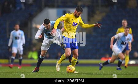 Darragh Lenihan (a sinistra) e Gary Gardner di Birmingham battaglie per la palla Foto Stock