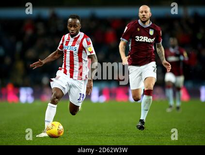 Stoke City's Saido Berahino (a sinistra) e Aston Villa's Alan Hutton (destra) in azione Foto Stock