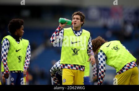 Il Marcos Alonso (centro) di Chelsea prende un drink durante il riscaldamento Foto Stock